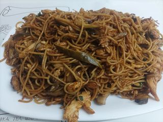 37. Спагети с пилешко месо и мариновани краставички  Люти( , 700гр)