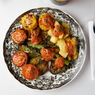Parrillada de verduras con salsa de romesco