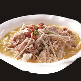 60. Fettine di manzo con brodo dorato 