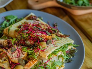 Naleśniki z kurczakiem i oliwkami