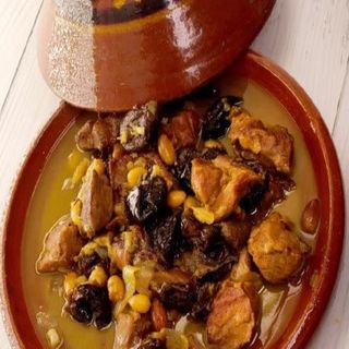 Tajine de ternera con ciruela y almendra