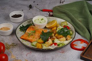 Стейк из форели с теплым салатом (450г)