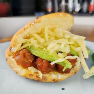 Arepa de chistorra, aguacate, y queso gouda (1 ud.)