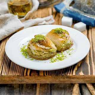 Пахлава "Дилбер дудагы" с грецким орехом (1 шт.)