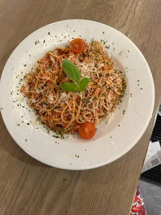 Spaghetti Arrabbiata + gratis piće