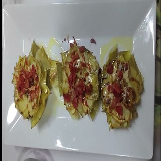 FLOR DE ALCACHOFAS  CON VIRUTAS DE JAM ÓN 