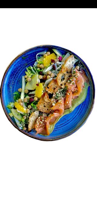 Salmone gravlax, marinato con gin e barbabietola e guacamole