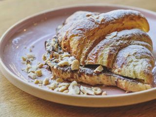 Круассан с нутеллой и бананом