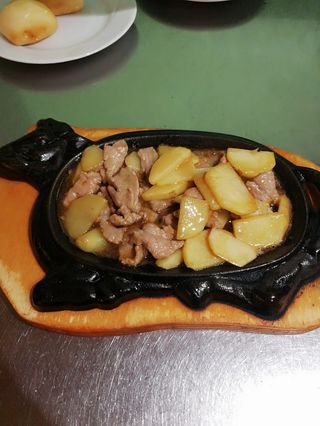 98 Manzo con patate alla piastra 铁板土豆牛肉