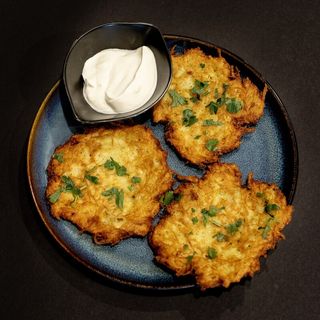 PLACKI ZIEMNIACZANE ZE ŚMIETANĄ I PIETRUSZKĄ