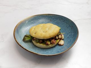 Focaccia con polpo fritto, pesto e insalata croccante