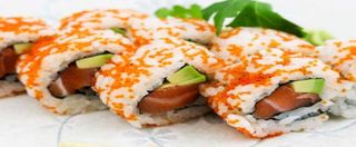 Salmón rollo con tobiko