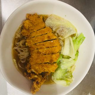 Sopa de fideo con pechuga de pollo (鸡排面）