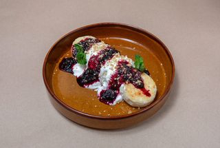 Сирники з чорницею, сметаною та горіхами (260г)