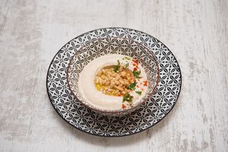 Hummus cu muguri de pin