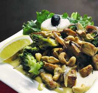 Пилешки късчета с броколи и къри (350г)