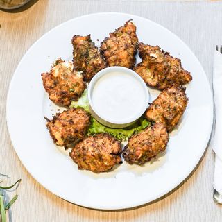 Панирани хапки от тиквички с краве сирене