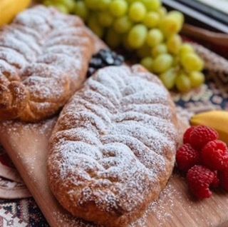 Croissant z truskawkami