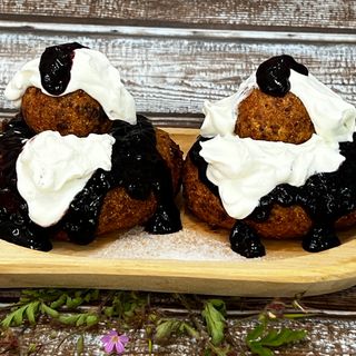 Papanași cu gem și smântână