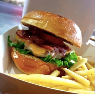 Чикън-чийз бургер с бекон