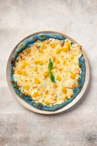 Піца з куркою та ананасом