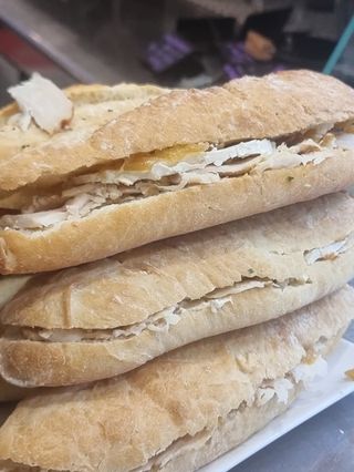 Bocadillo de pollo con queso de cabra y cebolla caramelizada 