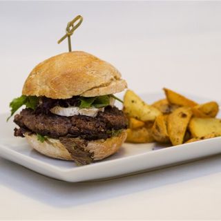 Hamburger com Chèvre, Mostarda e Mel em Pão de Mafra e Batata Frita