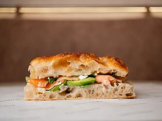 Фокача з лососем та гуакамоле