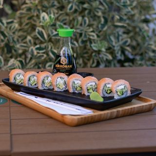 Покрита ролка със Сьомга (8бр 240г)