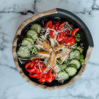 Chicken Terra: Salata mix, rosii, Snitel de pui, parmezan, ardei kapia, Dressing lamaie, castraveti