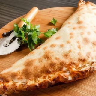 Кальцоне з куркою та грибами