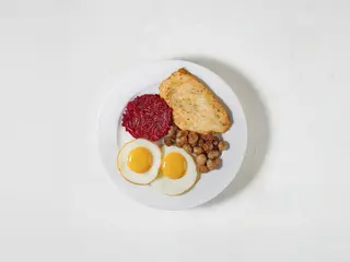 Сніданок з куркою, яєчнею та буряком (американський)