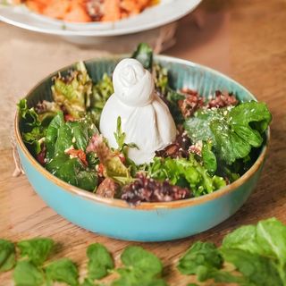 Салат с бурратой в  апельсиновом соусе