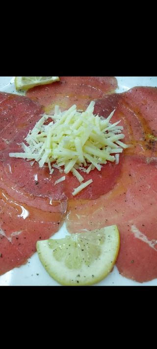 Carpaccio de ternera con lascas de parmesano