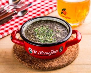 Żurek z białą kiełbasą i jajkiem na twardo