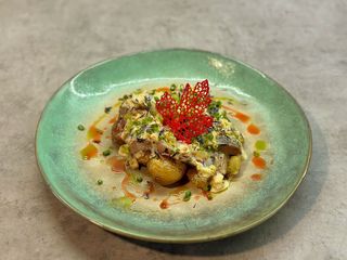 Оселедець з фірмовим соусом та картоплею(270г)