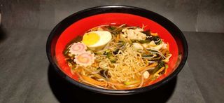 56. Ramen in brodo con pollo e uova