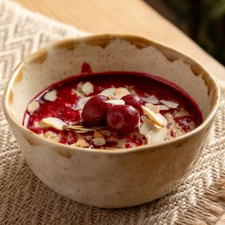 Вівсяна каша з вишневим компоте та кешью