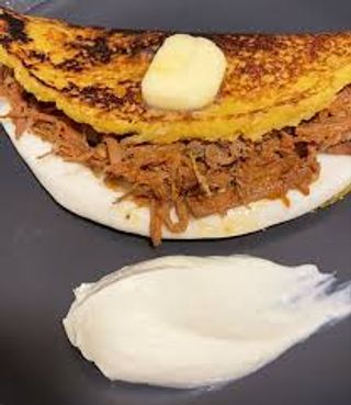 Cachapa Mixta De Pollo Mechado