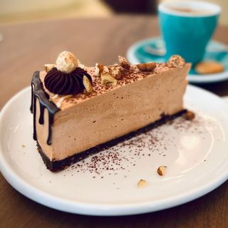 Парче Чийзкейк с лешници (140г)