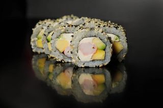 Рол з креветкою та ананасом (270г)