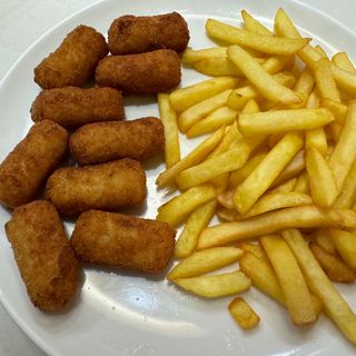 Croquetas de Pollo Caseras Con Papas Fritas (9 Uds.) 