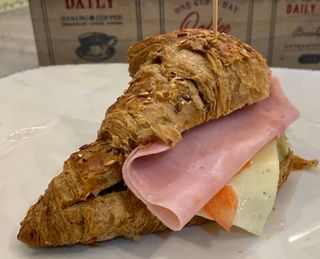 Croissant Multicereales Con Jamón York, Lechuga, Tomate Y Queso