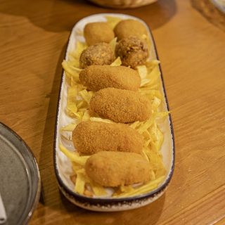 Croquetas artesanas diferentes cada día.