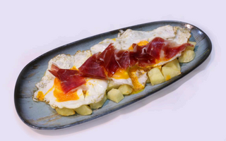 Huevos rotos con jamón ibérico (ración)