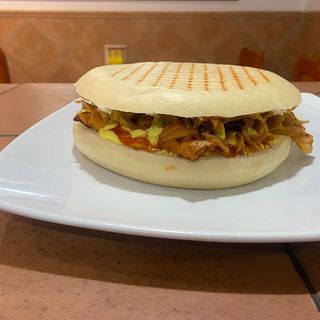 Campero solo carne (pollo o ternera) y salsa