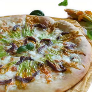 Pizza fiori di zucca e alici