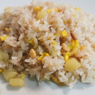 Riso ananas e pinoli