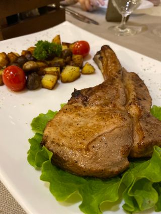 Свински котлет със сотирани картофи и гъби, чесън, мащерка 