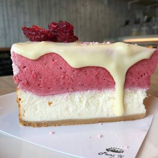 Sernik z musem malinowym